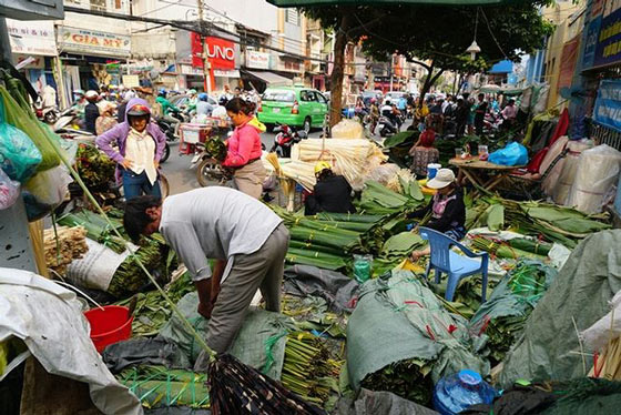 120.000 đồng một bó lá dong bán vỉa hè Sài Gòn